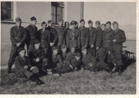 Ženisté doplnění o mladé, otec pamětníka čtvrtý zleva v dolní řadě, uprostřed velitel Gábor, květen 1945