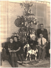 Christmas in 1943, the last peaceful Christmas of Cyril Dřinek's family, 12-year-old Mária on the left in the photo