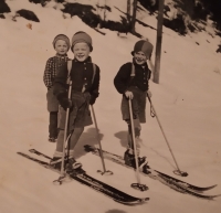 Zlata (in the back) with her brothers Bohuslav and František, 1944