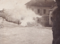 Zachycený výbuch yperitové pumy na návsi ve Skalici nad Svitavou, rok 1937