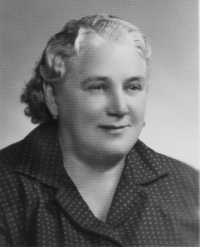 Maminka pamětnice Antonie Oharková, za svobodna Moláková (1903 - 1983), fotografie z roku 1955 