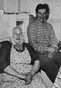 Rodiče pamětnice v kuchyni jejího rodného domu v Tlumačově, 1964