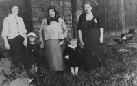 Zleva kmotra a teta Barbora Moláková, bratranec Antonín Molák, babička Marie Moláková, pamětnice Marie, matka Antonie, Tlumačov 1938
