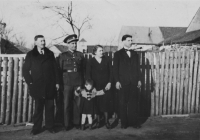 Na dvoře rodinného domu č. 46 v Tlumačově. Zleva stařeček Josef Oharek (1868 - 1944), strýc Antonín Oharek, pamětnice Marie a její rodiče, 1938