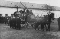 Pohřeb stařečka Josefa Oharka, procesí vycházející z rodného domu v Tlumačově, 1944