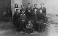 Otec pamětnice Josef Oharek (nahoře uprostřed) s matkou a sourozenci, asi 1917