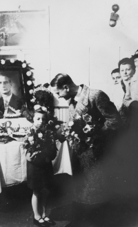 Marie gratulující panu Zajíci, řediteli továrny na výrobu dřevěných hraček, Tlumačov 1943