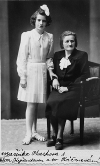 Biřmování. Marie s kmotrou Josefou Kyrandovou, Tlumačov 1947