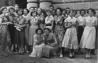 Marie (dole vlevo) se spolužáky při studiu na Gymnáziu v Kroměříži, 1952