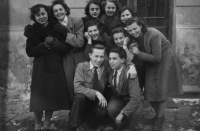 Marie (třetí zleva) s kamarády z gymnázia, Kroměříž 1953