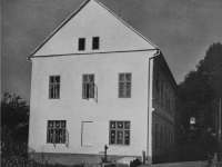 Stará škola v Újezdě u Vizovic, kde pamětnice začala v roce 1953 učit, 1953