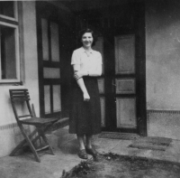 Marie před svým privátem v Újezdě, 1953