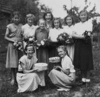 Soudružka učitelka Marie Oharková (vzadu uprostřed) a její žačky na konci školního roku, Újezd 1954