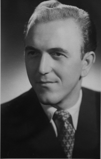 Manžel pamětnice Ladislav Loučka (1929 - 2003) v letech, kdy se potkali jako učitelé na škole v Újezdě, 1954
