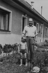 Manžel Ladislav se synem Ladislavem před domem v Újezdě, 1963