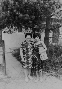 Marie a třídní učitelka syna Ladislava, Ludmila Mazza (vpravo), která se zasloužila o jeho kladné doporučení ke studiu na gymnáziu, 1978