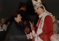 Arcibiskup Jan Graubner předává Marii Loučkové jedno z ocenění, 2001