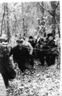 partizáni v okolí Bánoviec nad Bebravou, Cyril Dřinek vzadu v strede