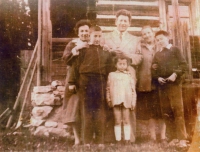 Mieczysława Faryniak and the Reisz family with unknown children