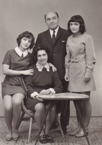 Rodinná fotografie, Jaroslava a Josef Smetanovi s dcerami Danuší a Libuší
