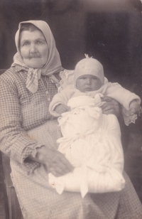 Jaroslava Smetanová with her great-grandmother
