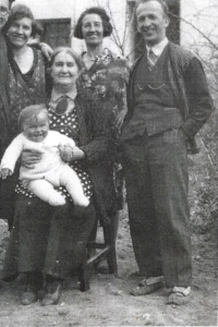 Babička Zdeňka Kittrichová drží prvorozeného vnuka Milana Geryka od rodičů Adolfa a Zdeňky Gerykových (vpravo), 
teta Anka Kittrichová (vlevo), Starý Jičín, 15. dubna 1933
