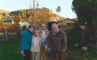 Před hrobkou Geryků, zprava: Milan Geryk, jeho sestřenice Alena, vnuk Kristian a manželka Libuše, Štramberk, podzim 2021