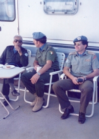 Oldřich Lacina (první zprava) na vojenské misi v africké Namibii v roce 1989, vedle něj sedí velitel mise, generálporučík P. Chand