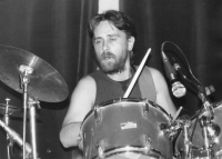 Pamětník v roce 1990 na koncertě za bicími