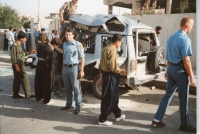 Irák, bombový útok na auto, pamětník v modré košili v popředí, 1992
