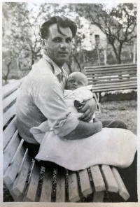 Otec Otto Kořínek se synem Pavlem v květnu 1944