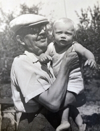 Dědeček Josef Lakomý s Pavlem Kořínkem,  srpen 1944