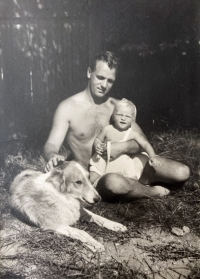 Otec Otto Kořínek se synem Pavlem, srpen 1944