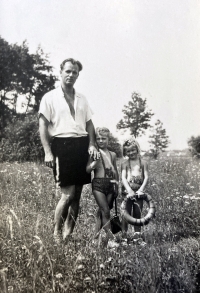 Pavel Kořínek se sestrou Hanou a otcem Otto Kořínkem v Ústí nad Orlicí v roce 1948. Za tři roky skončil otec jako politický vězeň v komunistickém kriminále