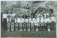 2. třída v Benešově nad Ploučnicí. Čtvrtý zleva, horní řada, 1963