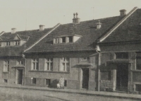 Domek rodičů Milana Geryka v Novém Jičíně, vchod z ulice Eichendorfovy, nyní Gregorovy, Zdeňka Geryková s nejstarším synem Milanem, cca 1935
