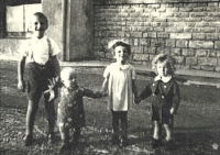 Sourozenci Gerykovi se sestřenicí Alenkou (nejmenší) ze Štramberka , Štramberk, srpen 1939 
