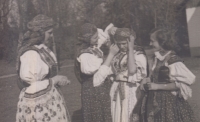 Věra Domincová with the girls from Hradistan, scarf tied to the memory of Věra Heidlerová, 1956
