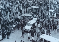 Pamětníkova sanitka (uprostřed s otevřeným kufrem) na libereckém náměstí 21. srpna 1968