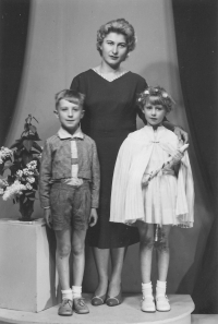 První svaté přijímání sestry Dagmar, za sourozenci stojí maminka, 1962