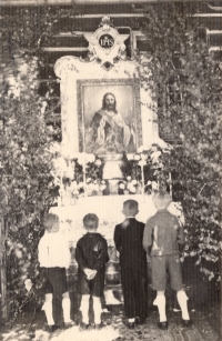 The altar that stood at the old Slánské school, 1930s