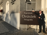 František Chrástek před galerií v Hodoníně, kde otevřel svou výstavu, 2018