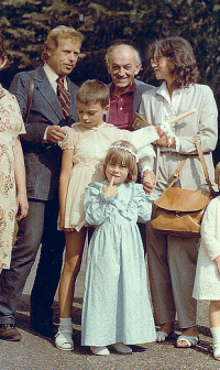 Baptism of Marta Kubišová's daughter. Marta Kubišová on the right; centre, her daughter Kateřina Moravcová in a blue dress; on the left, the godfather, Václav Havel (wearing a jacket). Štoky, 1983