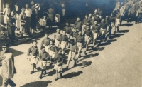 Otakar v první řadě pátý zezadu při slavnostním průvodu na náměstí v Jilemnici, 15. července 1945