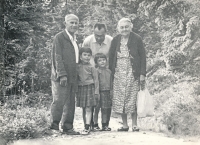 Otakar in the middle with his daughters Ludmila (left) and Helena and his parents. 1967 - Benecko