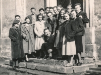 Otakar nahoře druhý  zleva, maturitní oktáva, Jilemnice 1952