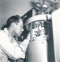 Witness at the analytical centrifuge at the Institute of Hematology and Blood Transfusion, ca. 1960