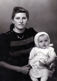 Adelheida Pačková with mother Marie / 1944