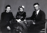 Adelheida Pačková s rodiči Alfonsem a Marií Čujkovými po návratu otce z ruského zajetí / 1947 