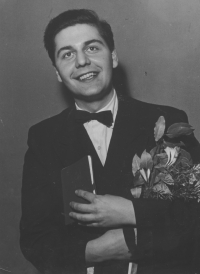Karel Stoll při promoci, rok 1957